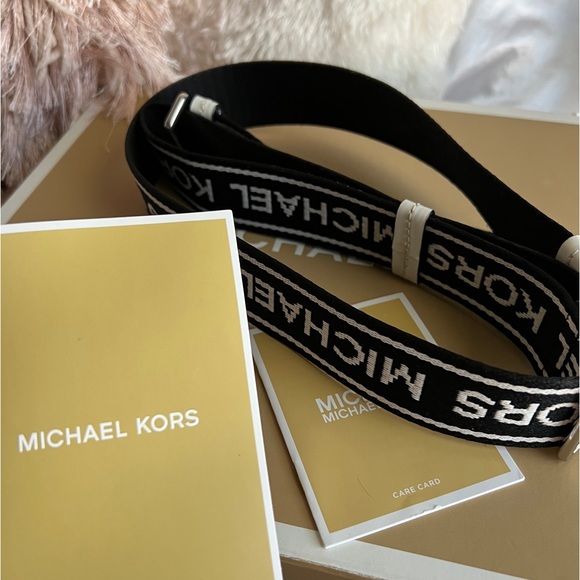 Michael Kors Mercer Pebbled Leather Messenger Bag - Picture 5 of 7